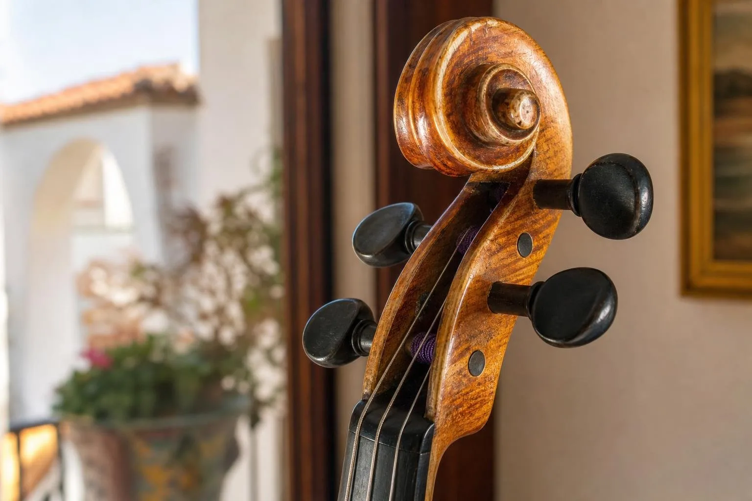 Violín junto a un atril en una sala de estudio