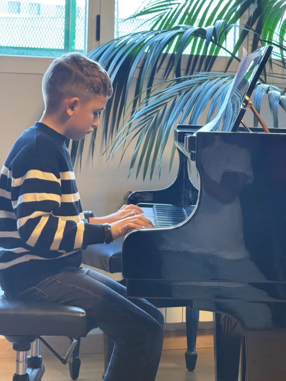 Alumno en clase de piano en Modulando, escuela de música de Valladolid