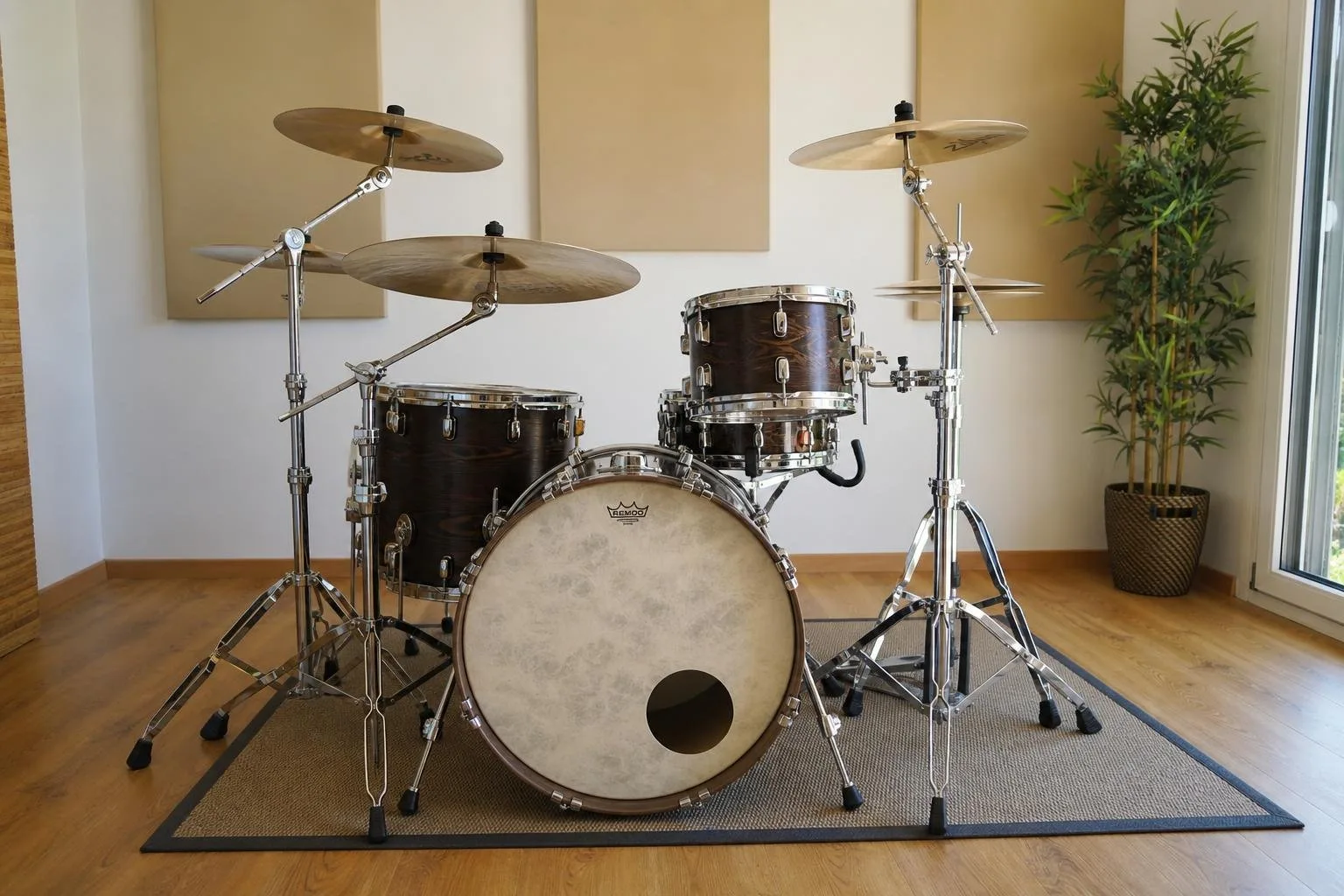 Batería acústica en un aula de ensayo con luz natural