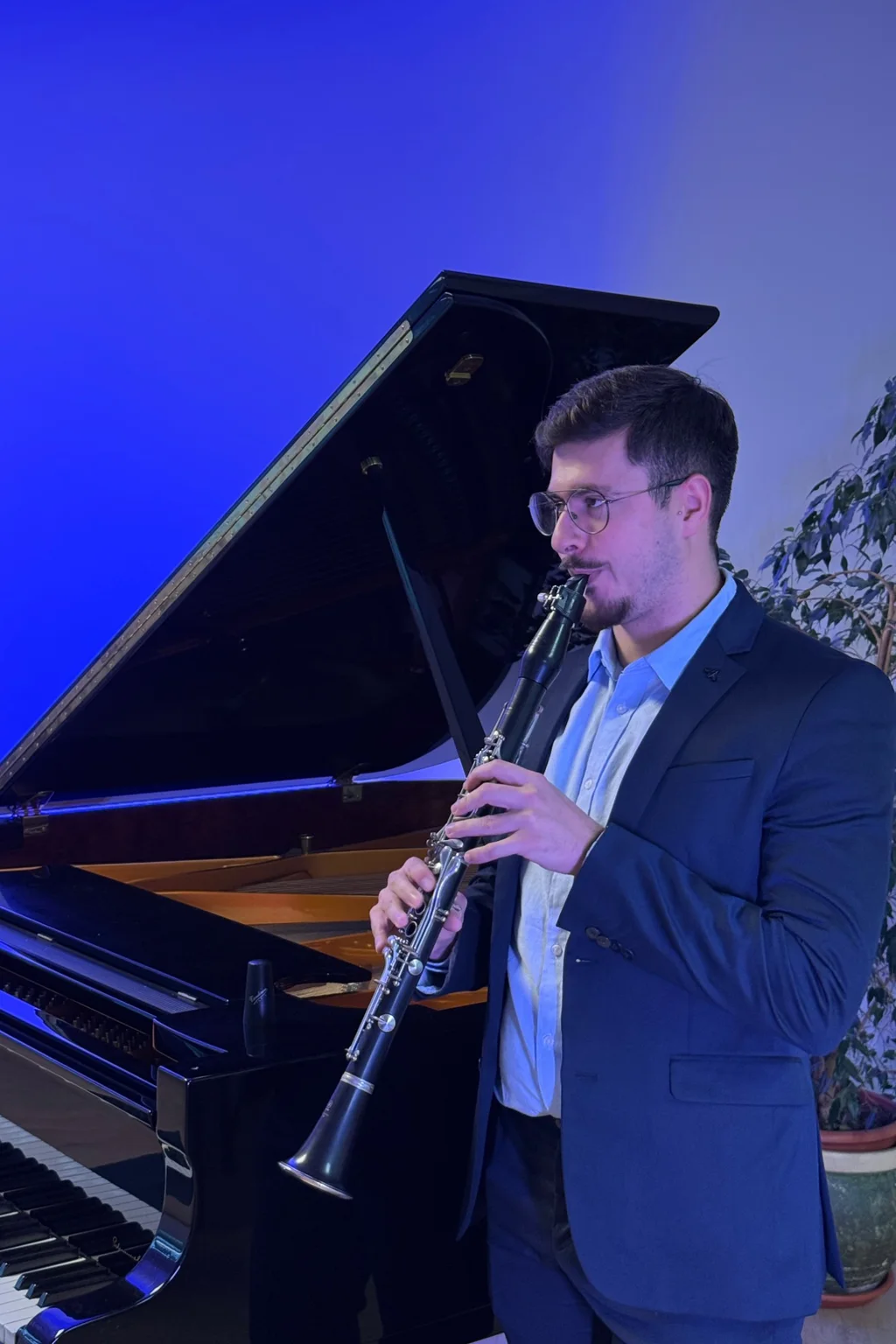 Profesor tocando la flauta travesera en un aula luminosa