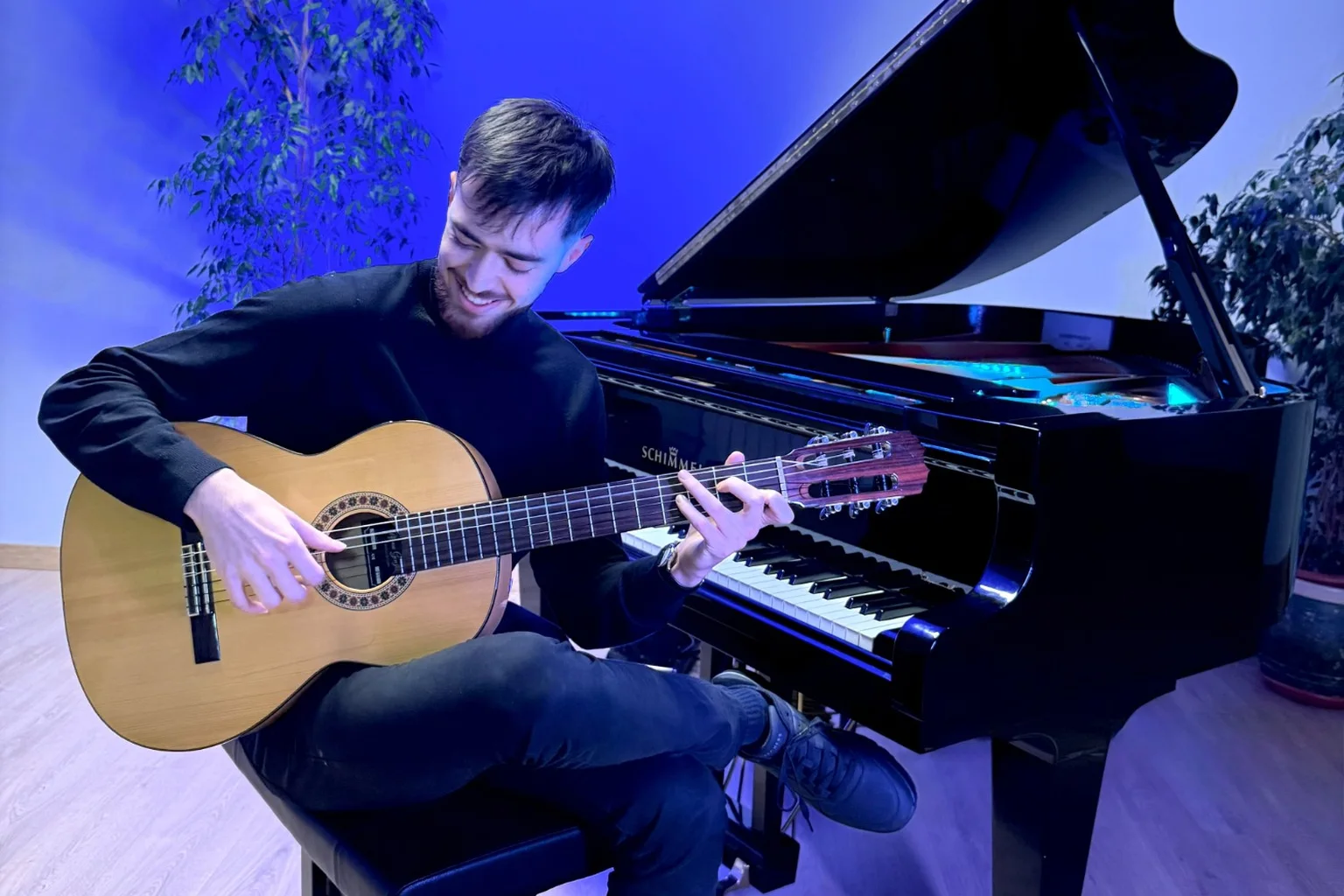 Guitarra sobre un soporte en el escenario de la escuela