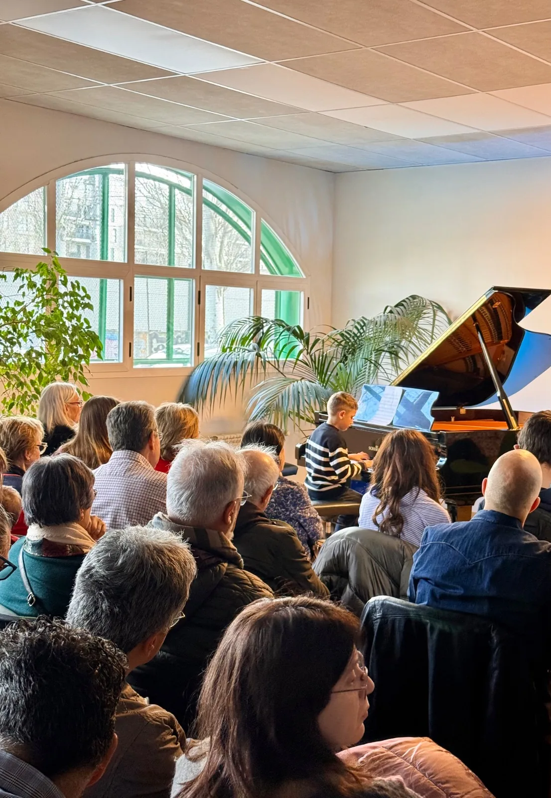 Audición de piano ante el público en la sala de la escuela