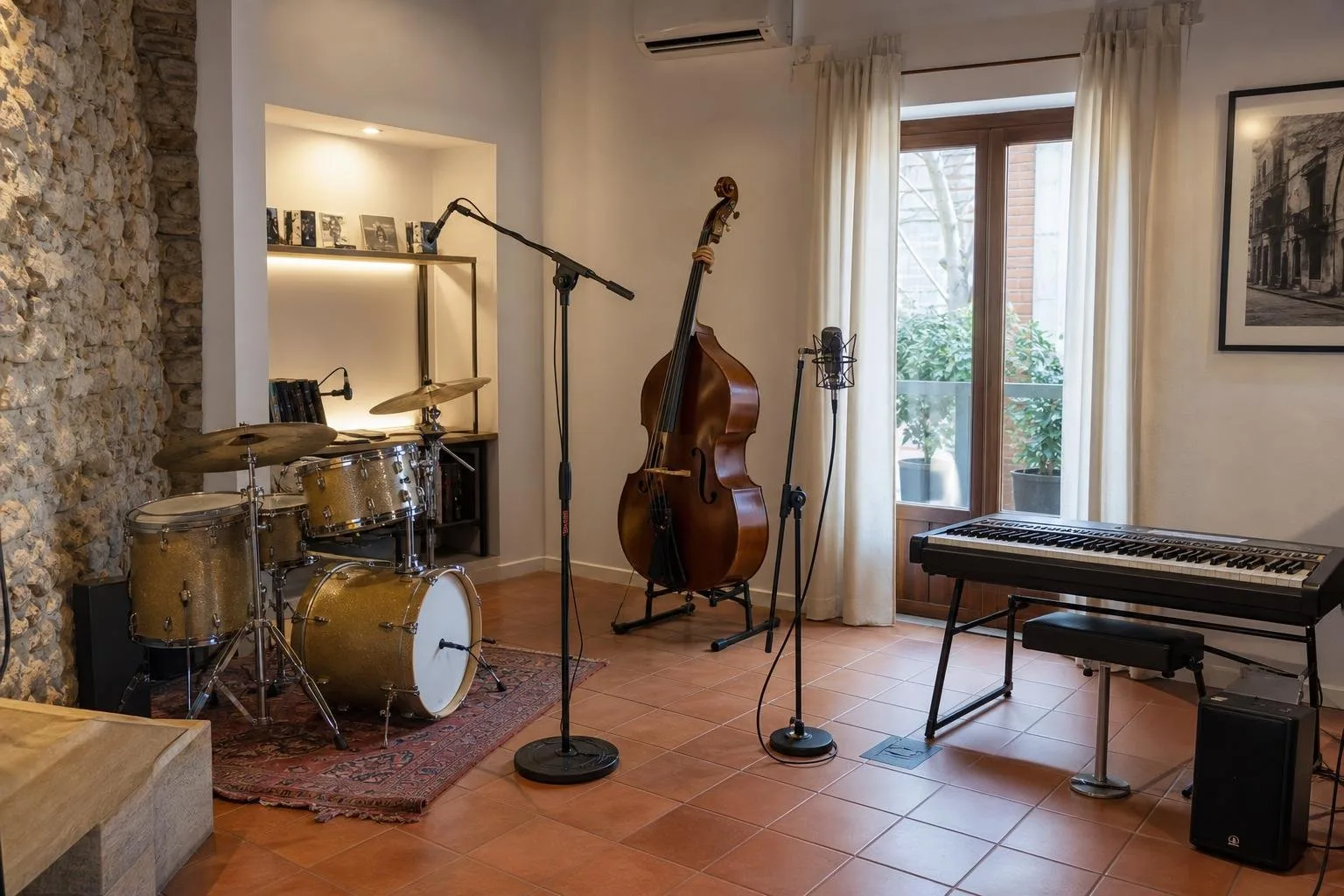 Sala de ensayo con batería, contrabajo y teclado preparados