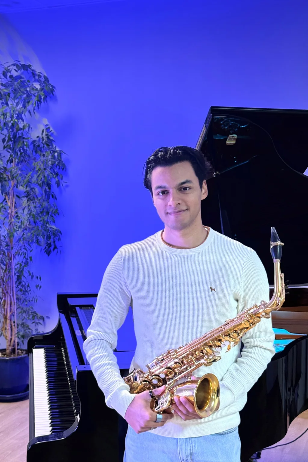 Profesor tocando el saxofón alto en un aula luminosa
