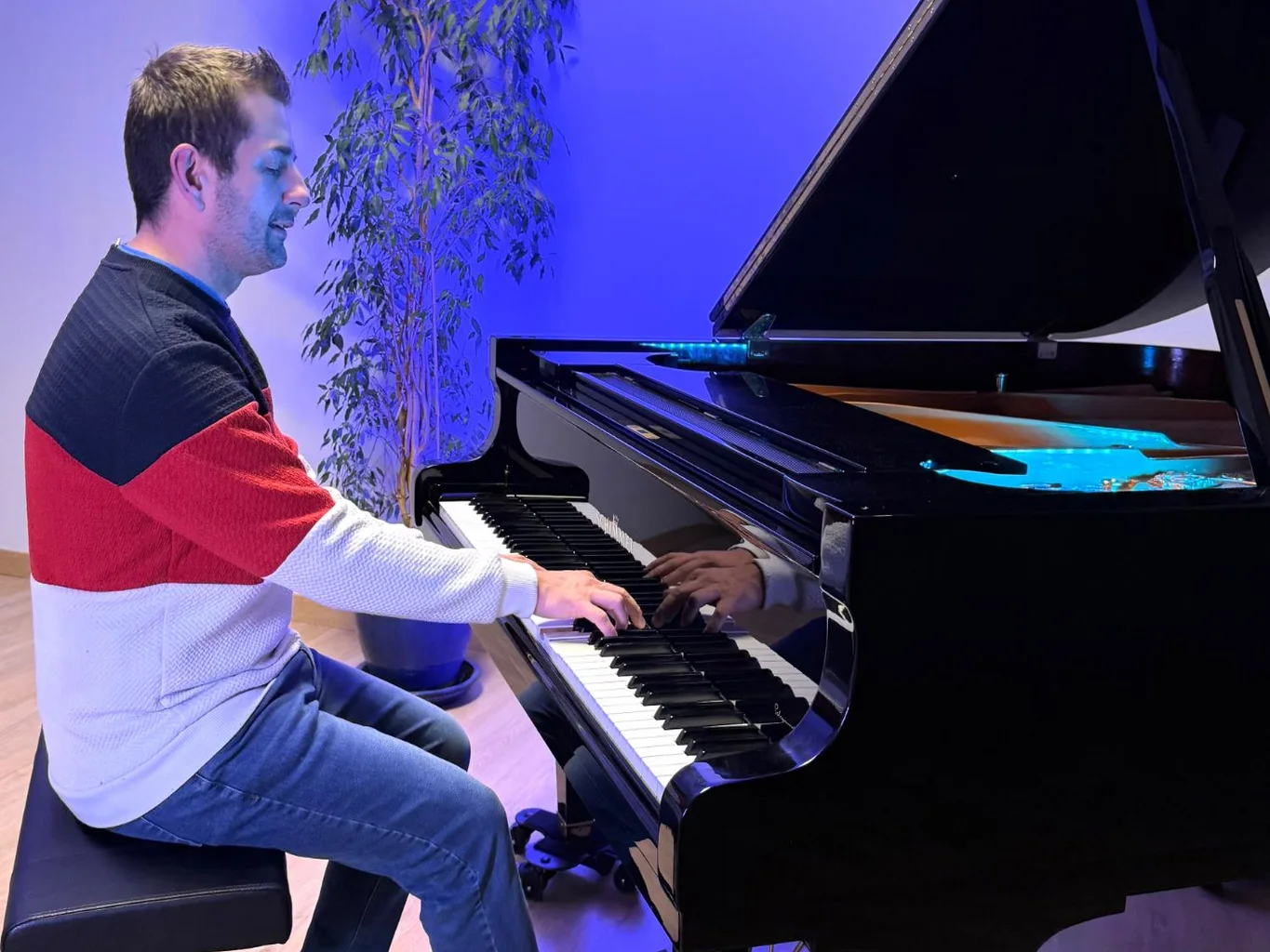 Profesor señalando una partitura en el atril del piano