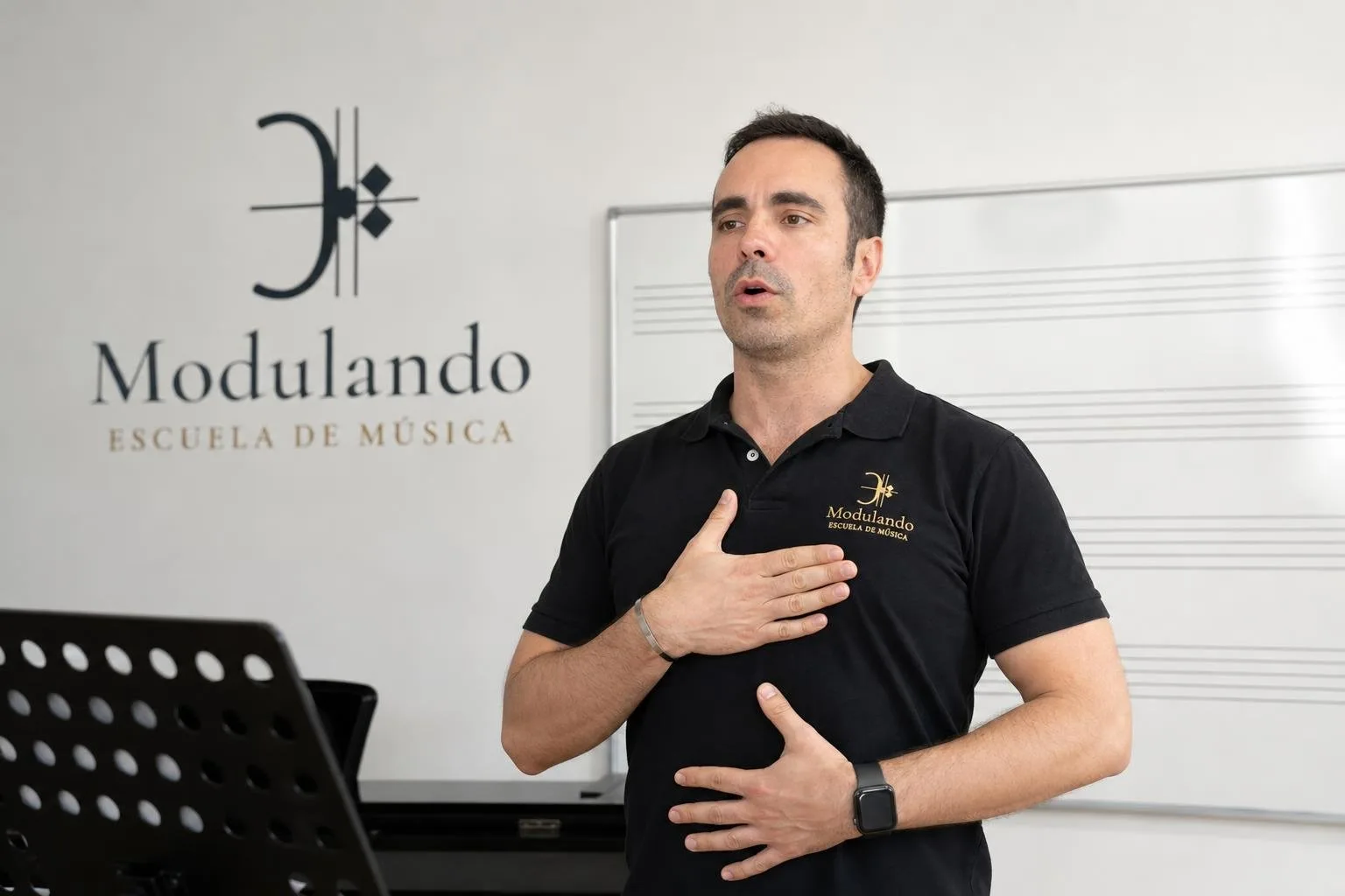 Profesor mostrando la respiración diafragmática