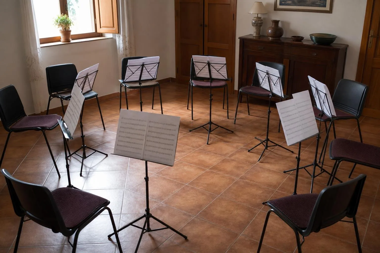 Escenario con micrófono e instrumentos listos para una audición