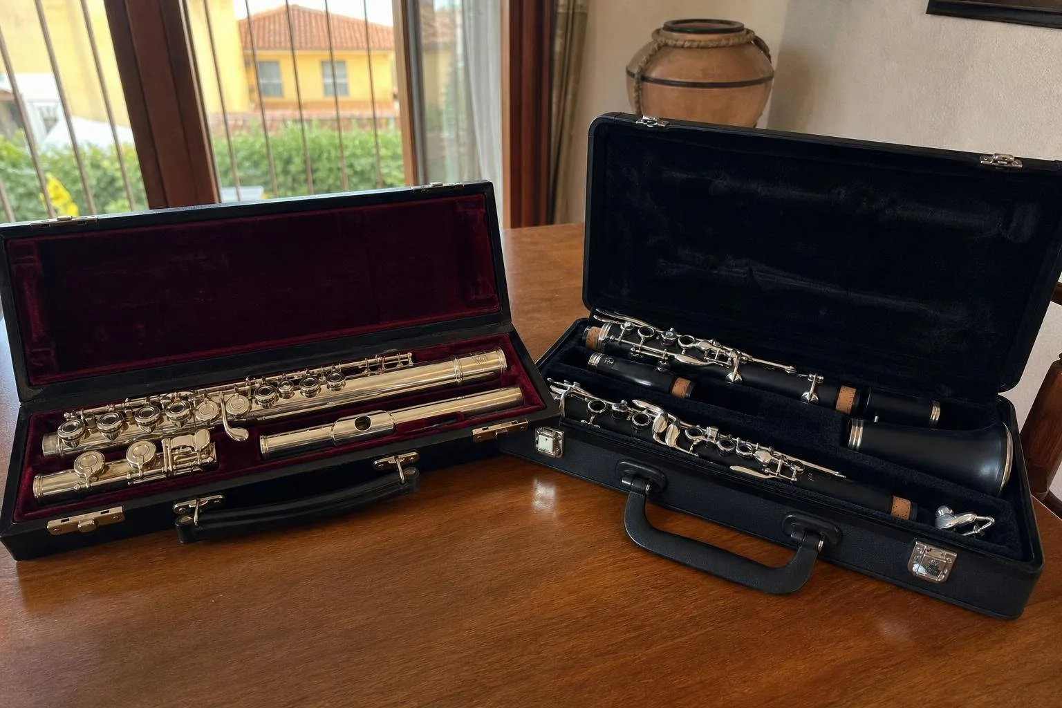 Atril con partitura y flauta en una sala de estudio