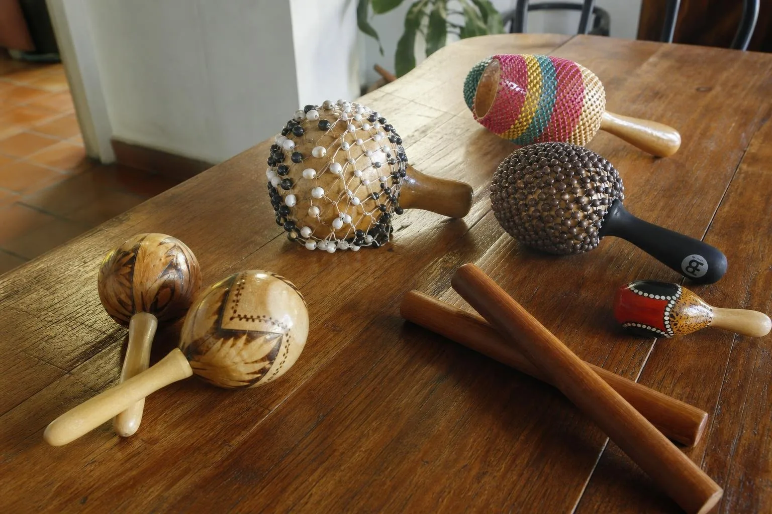 Metrónomo e instrumentos de percusión pequeños sobre una mesa
