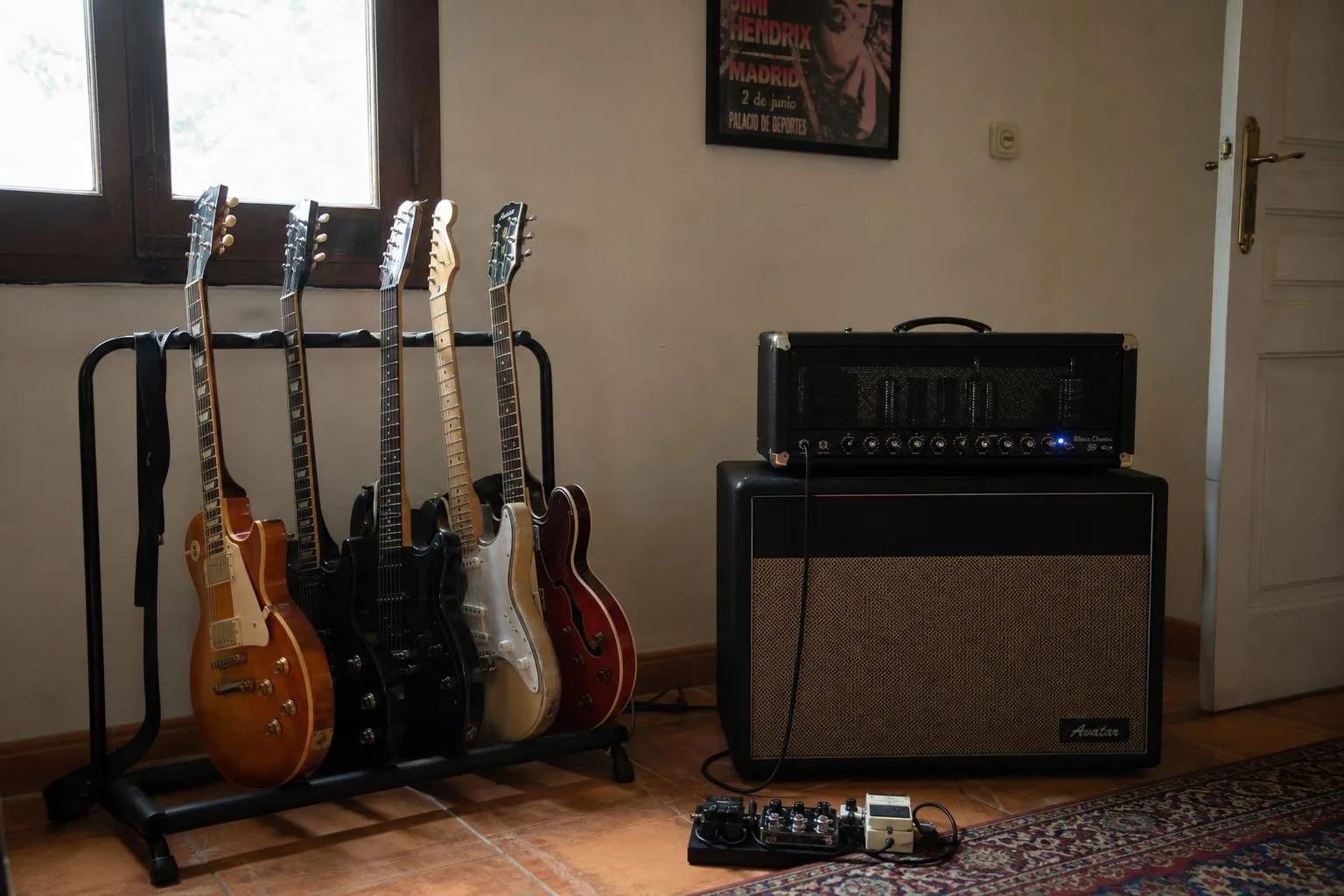 Guitarras eléctricas y bajo en soportes de pared